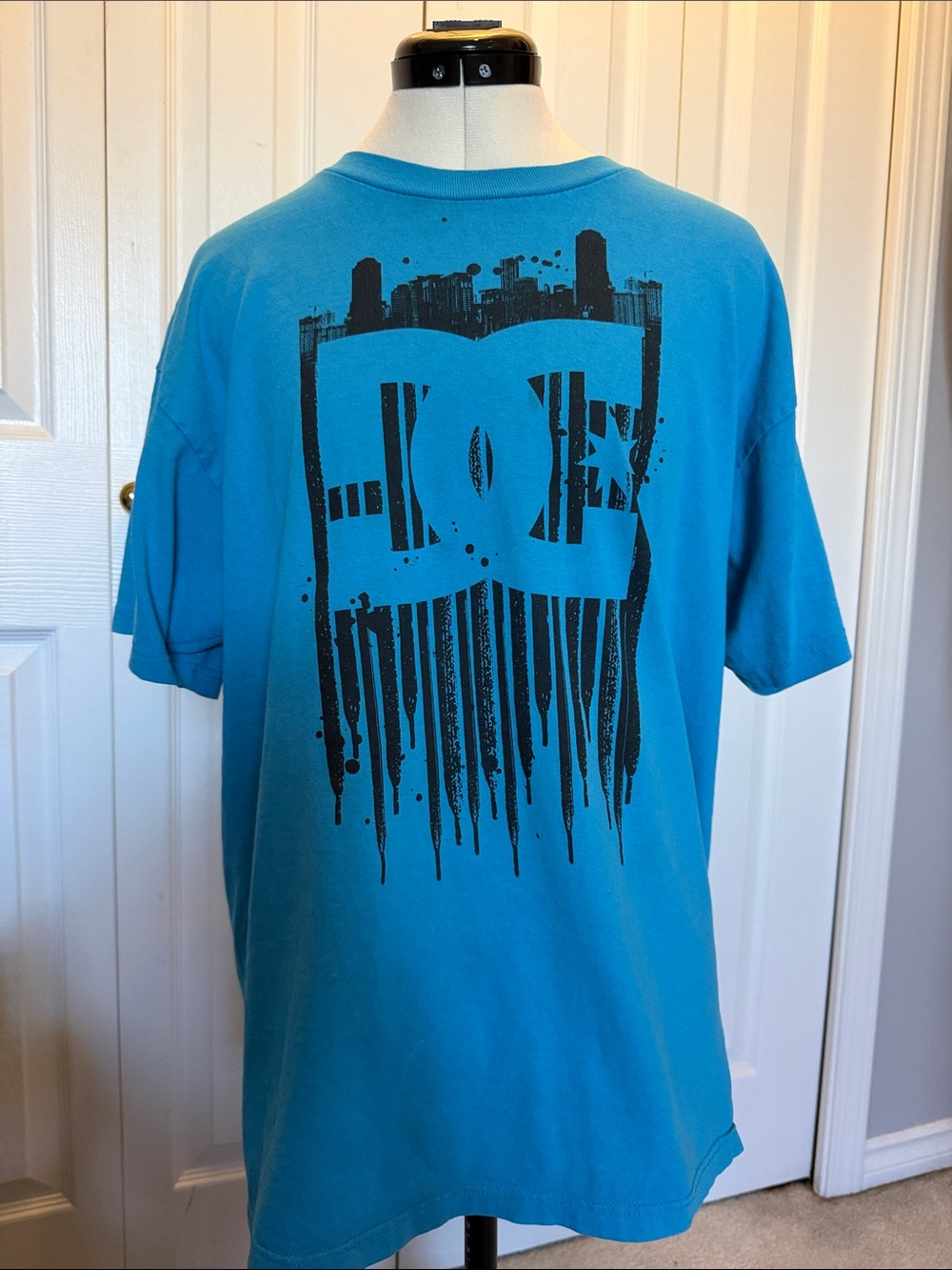DC Men’s Bright Turquoise Graphic Logo Short-Sleeve Tee